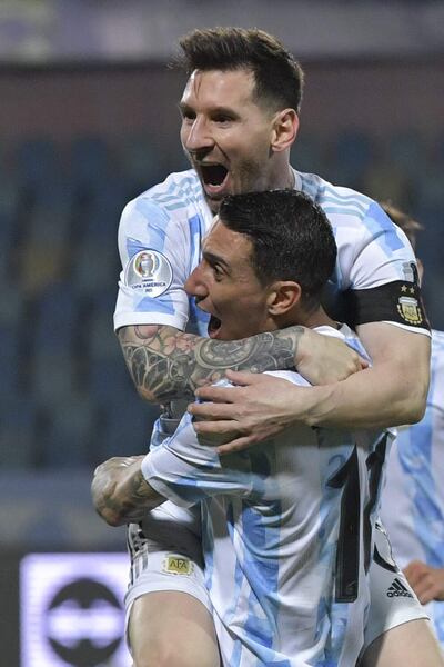 Lionel Messi festeja su gol de tiro libre ante Ecuador con Ángel Di María. El capitán argentino también dio dos asistencias.