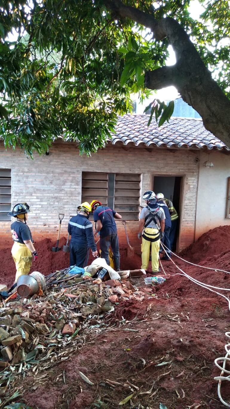 Un hombre casi fallece sepultado en un pozo, buscando presuntamente "plata yvyguy".