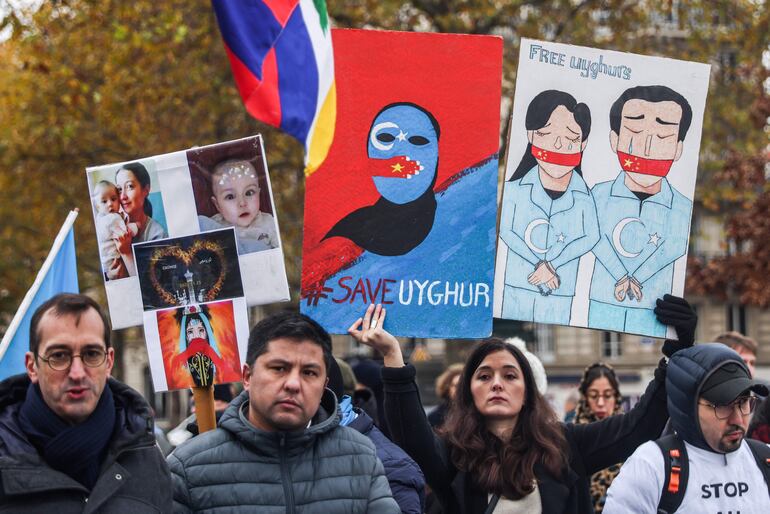 La manifestación organizada por el Instituto Europeo Uigur (IODE) en París se llevó a cabo para llamar la atención sobre la situación de los presuntos abusos contra los derechos humanos cometidos contra la minoría musulmana uigur en el área china de Xinjiang
