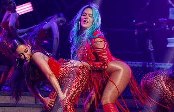 La colombiana Karol G actúa la noche del sábado en el primero de sus dos conciertos en el gran escenario del Coliseo de Puerto Rico en San Juan con un lleno total.