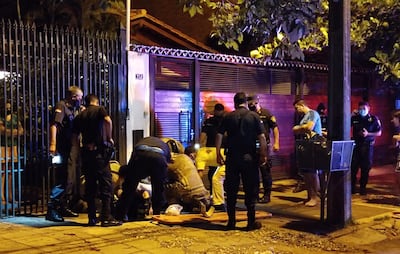 Momento en que bomberos atendían a la víctima antes de la llegada de Asunc