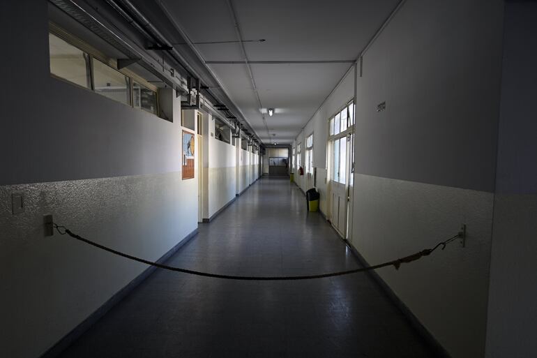 Un pasillo clausurado en una escuela secundaria que reabrió este martes en Buenos Aires.