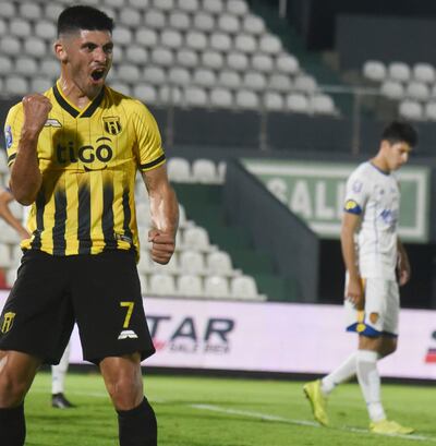 Festejo de José Ignacio Florentín Bobadilla (24 años), quien abrió con su tanto el camino de
la categórica victoria aurinegra en Sajonia. El capitán auriazul, Juan Miguel Ojeda (22), sufre.