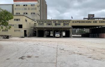 El jueves último, un solo camión estaba recibiendo cemento de la INC. Estaría entregando solo 35.000 bolsas por semana.