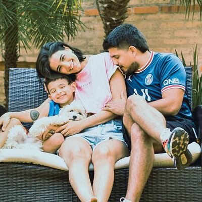 Hermosa familia. Pati Ginzo y el cumpleañero Koki Benítez con su hijo Costanzo y su mascota.