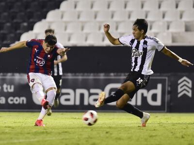 El de la cuota de talento en el equipo de Cerro Porteño, el argentino Claudio Aquino ensaya un remate ante el cruce del defensor liberteño Luis Cardozo.