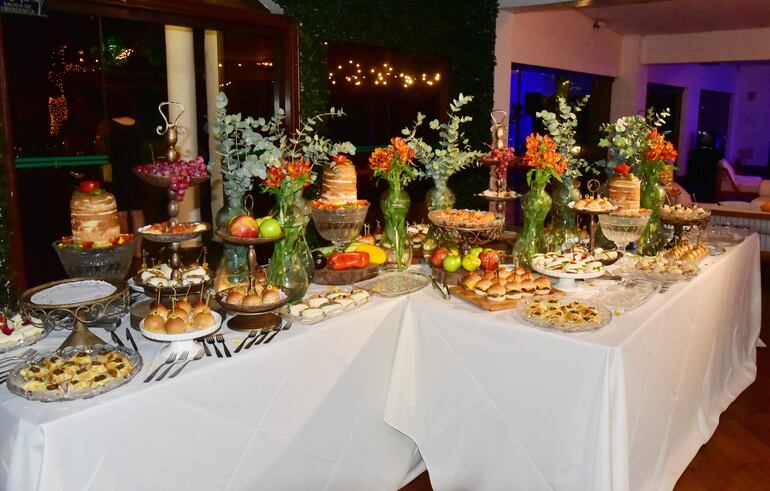 El servicio de catering y la mesa de dulces preparó La Vienesa.