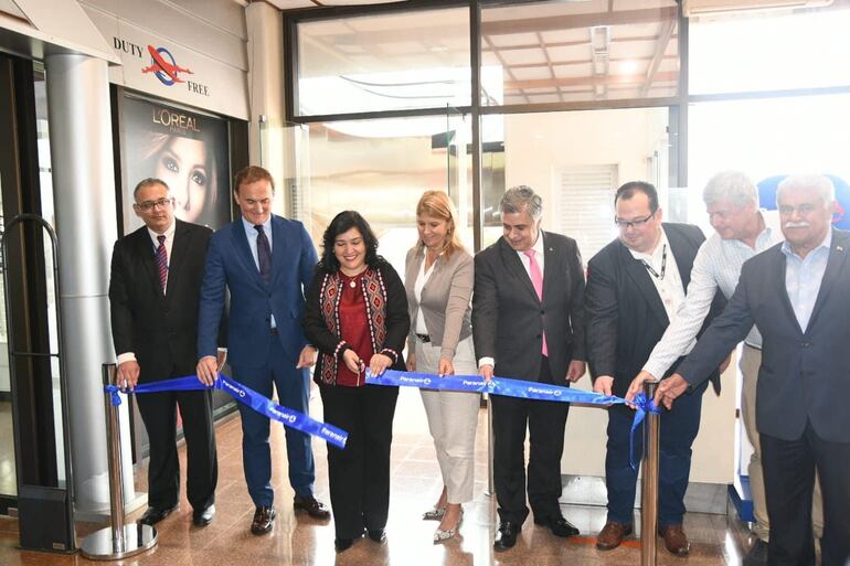 Momento en que simbólicamente se oficializaba el reinicio de vuelos en el Aeropuerto Guaraní. (Gentileza).