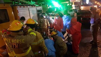 Bomberos intentan reanimar a la víctima.