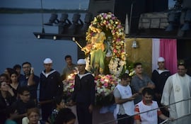 Acompañada por sus fieles y escoltada por marineros, María Auxiliadora surcó el río Paraguay durante la tradicional procesión náutica.