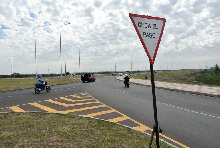 En la Rotonda de Costanera Norte nadie respeta las señales. 