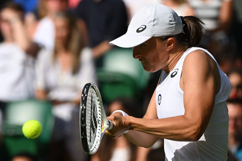 Iga Swiatek pasa de ronda de manera ajustada