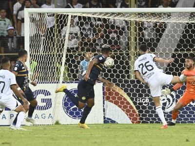 Óscar Giménez (c) define de cabeza para el segundo tanto de Sportivo Trinidense sobre Olimpia en el estadio Villa Alegre de la ciudad de Encarnación por la cuarta fecha del torneo Apertura 2023 del fútbol paraguayo.