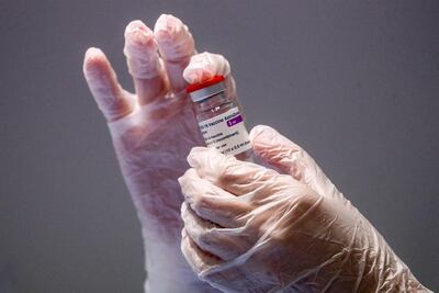 Un sanitario preparaba una dosis de una vacuna contra la covid-19 para adminitrar al personal de la Confederación Industrial italiana, el pasado martes en Roma.