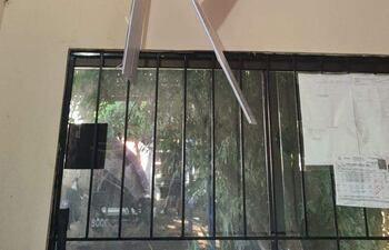 Los desconocidos abrieron un boquete en el techo de la oficina administrativa del local para materializar el hurto.