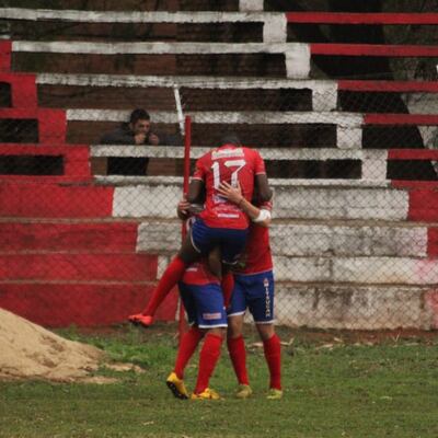 Atlético Colegiales sigue como el líder de la Primera B