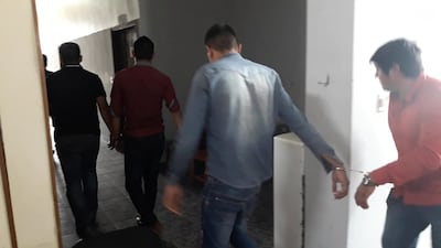 Cuatro hombres – dos de ellos militares - fueron aprehendidos ayer domingo por supuestamente intentar asaltar a un residente de la zona.