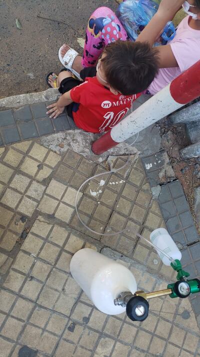 Al niño le prestaron un pequeño balón cuya carga durará solo hasta mañana sábado.