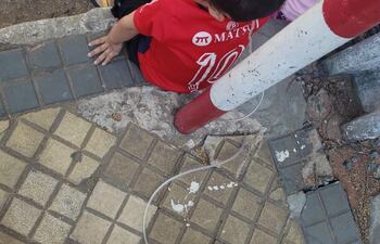 Al niño le prestaron un pequeño balón cuya carga durará solo hasta mañana sábado.