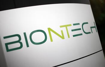 El logo de la compañía Biontech en su edificio de Mainz, Alemania.