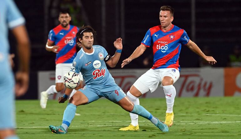 El defensor brasileño Eduardo Brock en su primer partido con la casaca de Cerro Porteño. En esta sale a la marca de Diego “Chino” Martínez, anoche en la Nueva Olla, donde no mostró mucho.