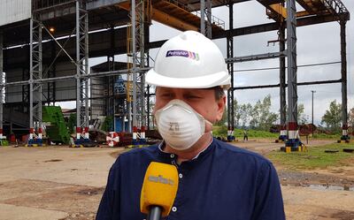 Denis Lichi, presidente de Petropar, durante su recorrido en la planta ubicada en José Mauricio Troche.