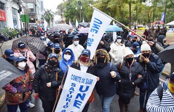 Los docentes se manifestaron ayer a la espera de la decisión de la Cámara de Diputados en relación al proyecto de ley que finalmente los excluye de la prohibición de aumentos salariales.