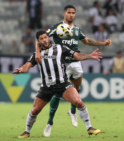 Murilo (d), defensor de Palmeiras, disputa el balón con Hulk, delantero del Atlético Mineiro, durante el partido jugado el miércoles en Minas Gerais.