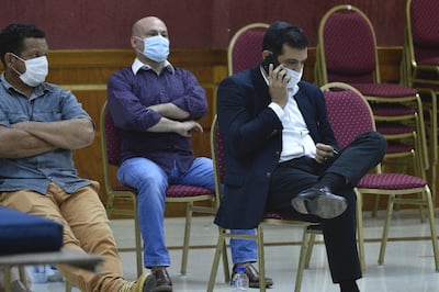 El exministro del MAG Enzo Cardozo habla por teléfono, durante un receso de la audiencia preliminar que se llevó a cabo ayer.