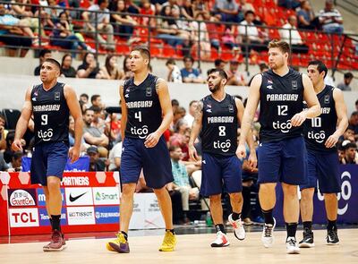 Ramón Sánchez (i), Junior Peralta, Édgar Riveros, Fernando Dose y Alejandro Peralta, en el juego anterior, contra Panamá en el Qualifiers 2022 de la AmeriCup de la Federación Internacional de Básquetbol (FIBA).