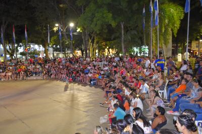 Multitud palpita Miss Universo en Villarrica, ciudad natal de Nadia.