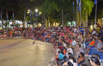 Multitud palpita Miss Universo en Villarrica, ciudad natal de Nadia.
