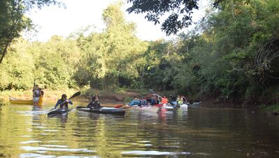 Grupo de jóvenes que integran la Sociedad Paraguaya de Canotaje, con sede en Cambyretá.