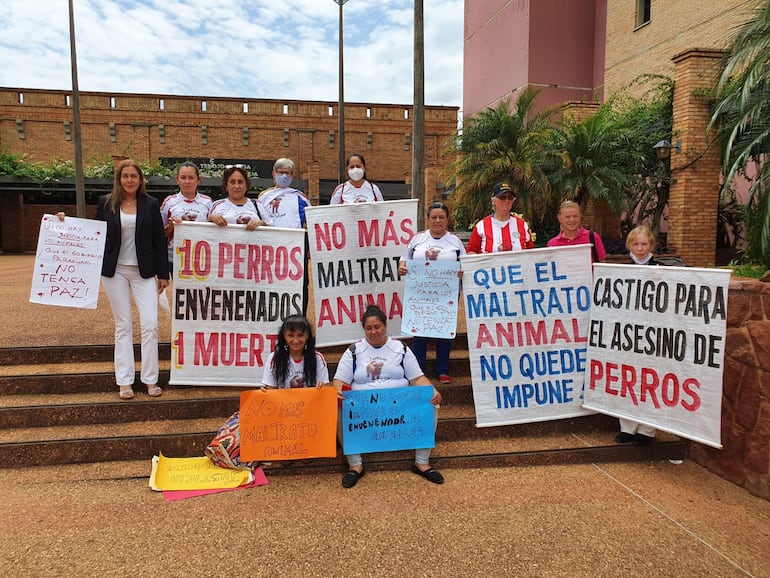 Activistas por los derechos de los animales celebraron la condena contra el hombre que envenenó y mató a un perro.