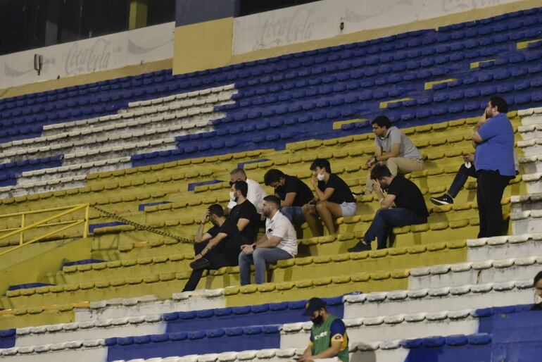 Miguel Brunotte (camisa blanca manga larga) junto a otros directivos en el Feliciano Cáceres.