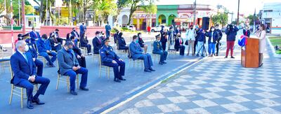 Autoridades comunales, policiales y castrenses encabezaron el breve acto protocolar frente a la sede comunal.