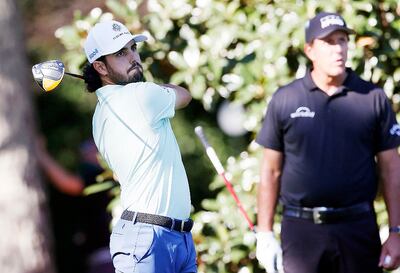 Abraham Ancer golpea en la salida del hoyo 9 durante la segunda ronda del Másters 2020, en Augusta, Georgia. (EFE)