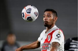 Héctor David Martínez, 23 años, se va afirmando en la zaga central de River Plate. Anoche jugó los 90 minutos ante Lanús.
