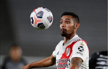 Héctor David Martínez, 23 años, se va afirmando en la zaga central de River Plate. Anoche jugó los 90 minutos ante Lanús.