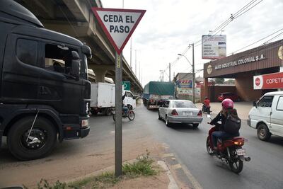 En la rotonda de Remanso no se respeta la señal de "ceda el paso".