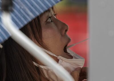 Una mujer se hace una prueba de PCR para detectar covid-19 en Shanghai, China.