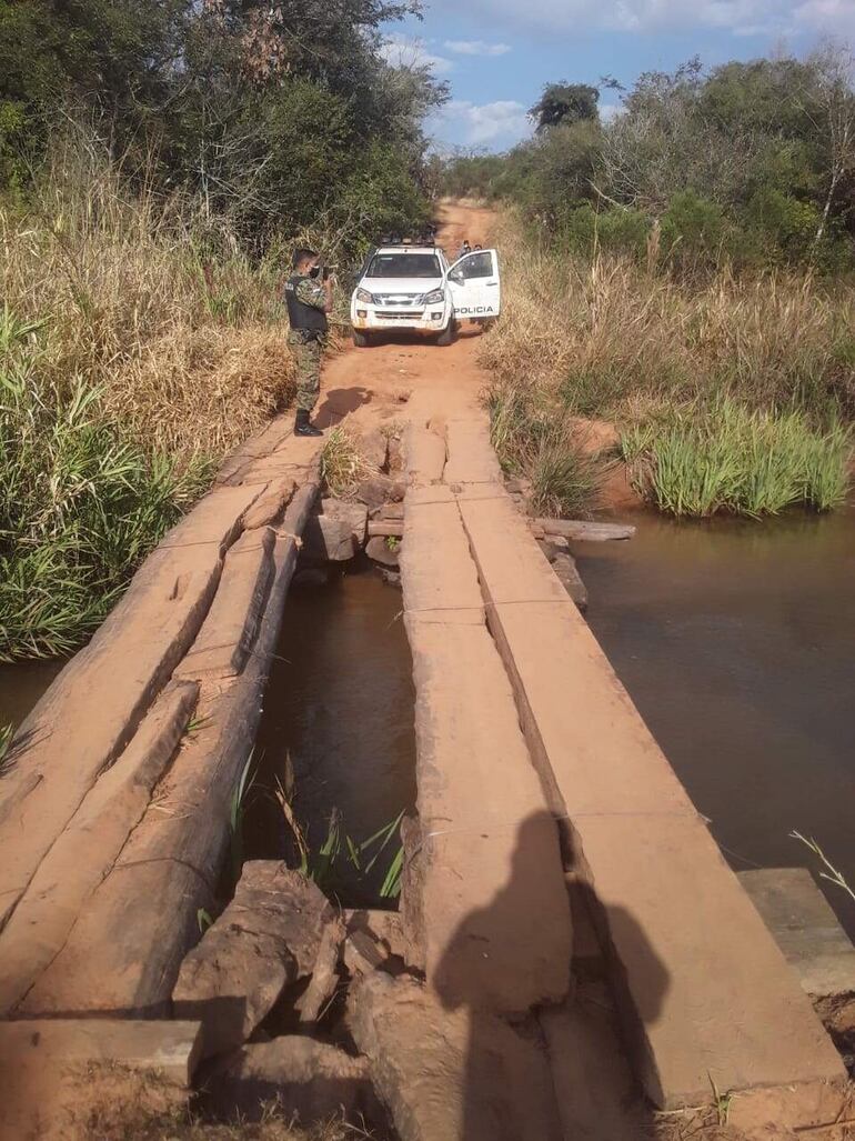 Puente precario en mal estado en el acceso de la comunidad Yby Porã