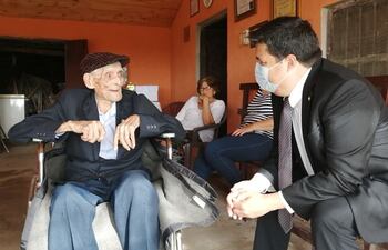 Imágen de un don Próspero sonriente hace apenas un mes, cuando recibió el saludo de las autoridades por los 85 años de la Paz del Chaco.