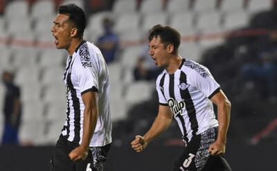 Pablo Adorno debutó con gol ayer en el equipo de Libertad y del efusivo festejo participa Iván Piris (3).