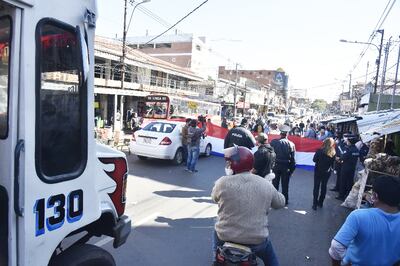 De forma intermitente se cerró la Av. Rodríguez de Francia en la zona del Mercado 4, en protesta por un desalojo.