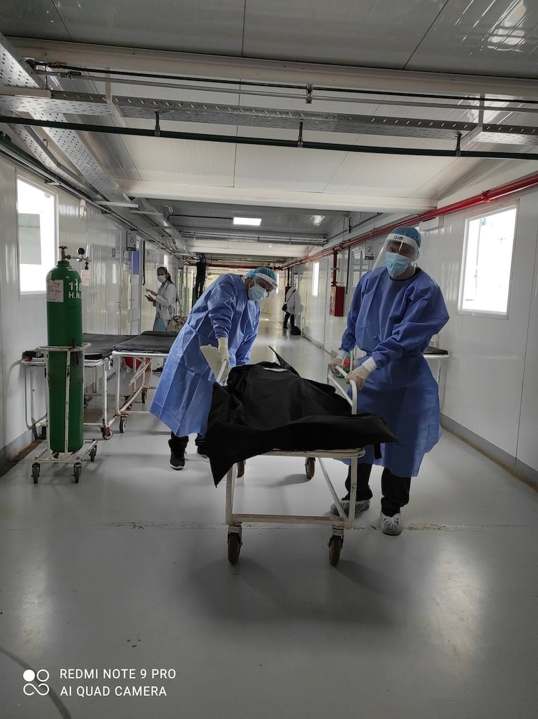 Fallecido por covid siendo trasladado dentro de una bolsa mortuoria en el Hospital Nacional de Itauguá.