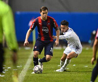 Robert Piris da Motta maniobra ante Juan Danilo Santacruz. En el minuto 24, Rubén Darío Ríos le "atendió" en la mediacancha.