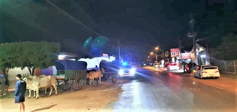 Peligrosa maniobra realizó el conductor de una camioneta Toyota que tras protagonizar el accidente huyó del lugar.