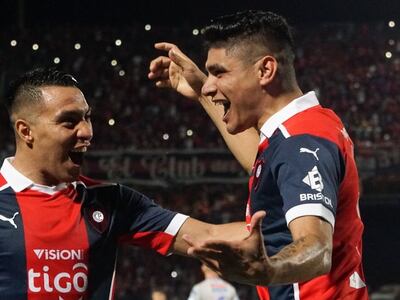 Ángel Cardozo Lucena (i) y Claudio Aquino festejan el tanto de penal del argentino contra el 12 de Octubre por la ronda 17 del torneo Clausura 2021.