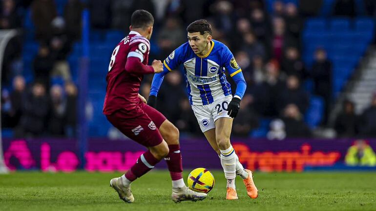 Julio Enciso, del Brighton, en el partido de ayer contra el West Ham.